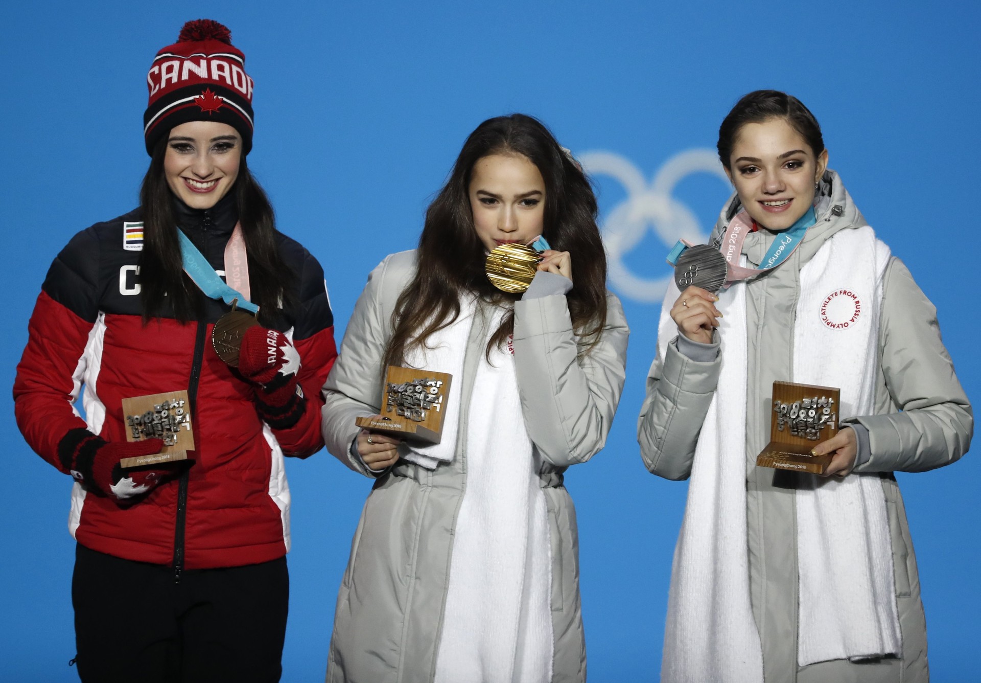 Sur la photo, Alina Zagitova, Evgenia Medvedeva et la Canadienne Kaetlyn Osmond, ce trio qui a occipé les trois marches du podium.