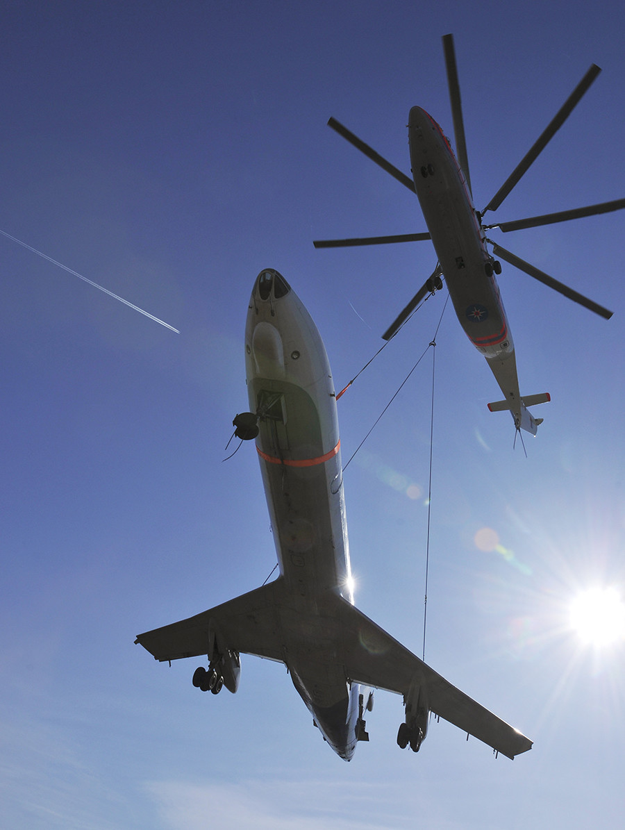 Mi-26 mengangkut pesawat TU 134 dari Bandara Pulkovo ke pusat pelatihan Kementerian Situasi Darurat Rusia