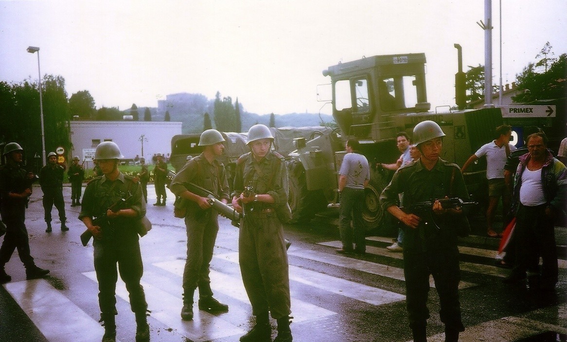 Припадници на Југословенската народна армија со пушките М70. 