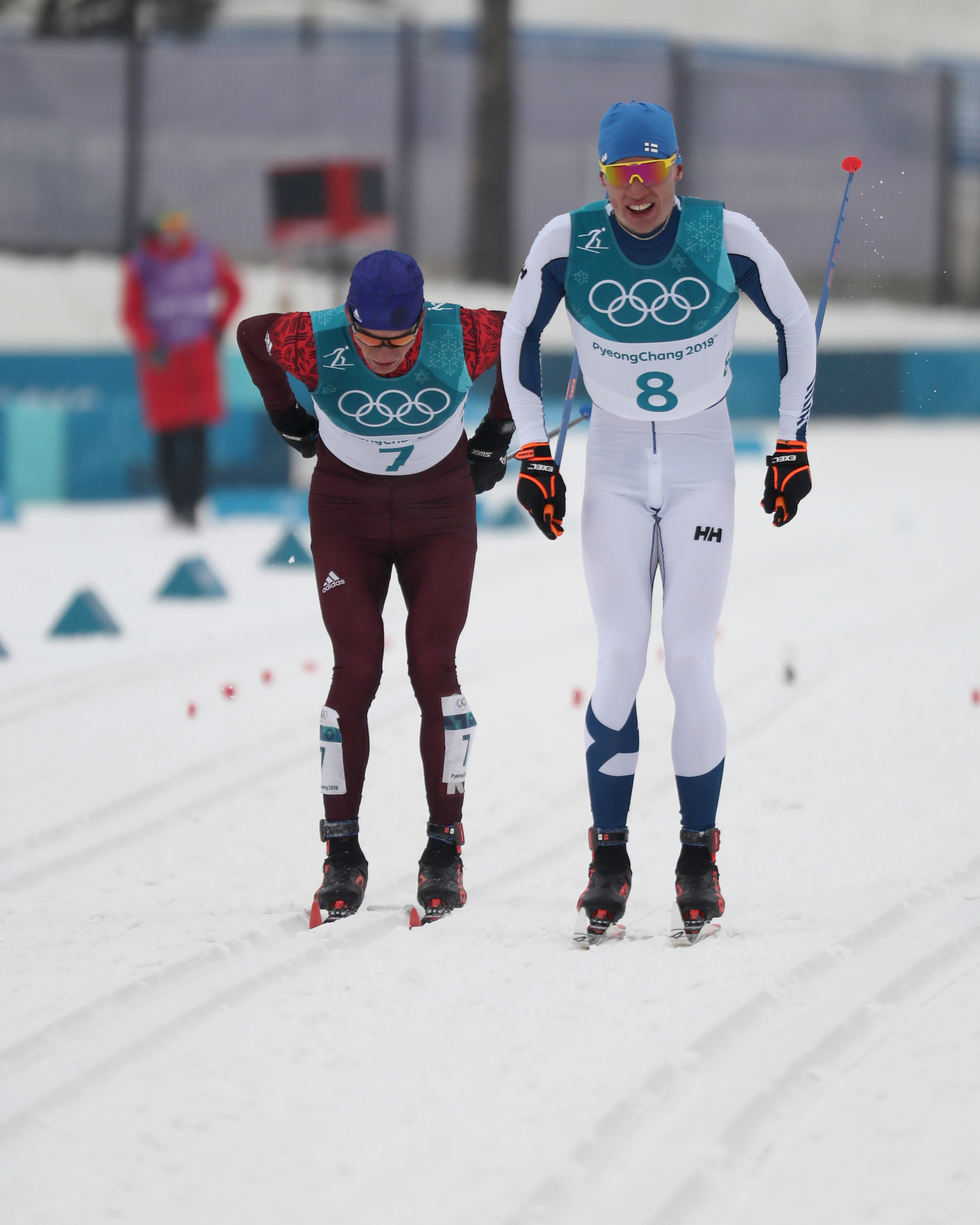Der entscheidende Moment zwischen Alexander Bolschunow und dem Finnen Iivo Niskanen im Wettkampf um Gold über 50 Kilometer 