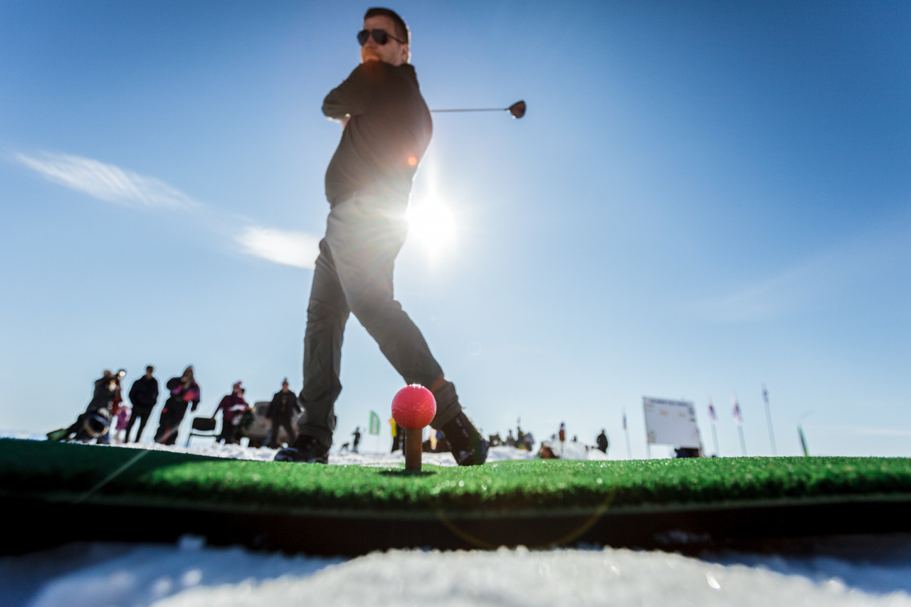 Dmitry Goreslavsky dari Sankt Petersburg berbagi pengalamannya. “Bola golf akan meluncur di salju dan memantul di atas es. Kadang sulit dicari. Permainan ini tak sama dengan permainan golf biasa di atas rumput, tapi jelas lebih seru.”