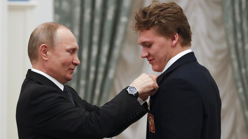 Vladimir Putin in hokejist Kiril Kaprizov, ki je na OI dosegel odločili zadetek za Rusijo. 