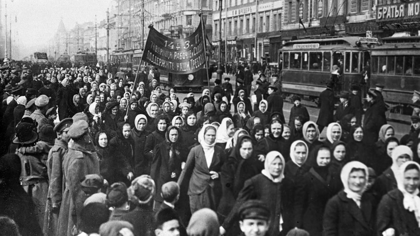São Petersburgo, 1917. Um dos estopins das revoluções na Rússia foram os protestos contra a Primeira Guerra Mundial no Dia Internacional da Mulher.