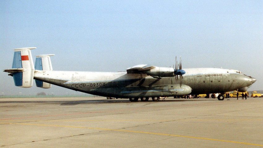 Avión Antonov An-22.