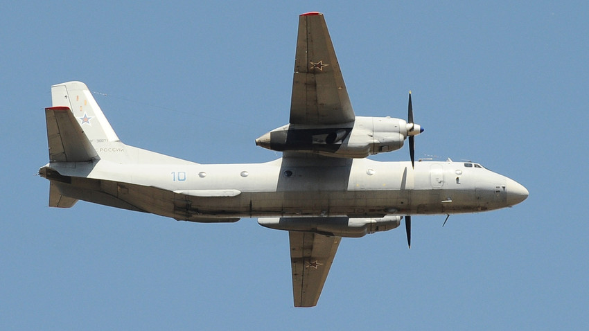 O An-26 é uma avião militar, capaz de transportar 40 pessoas a bordo ou até seis toneladas de carga.