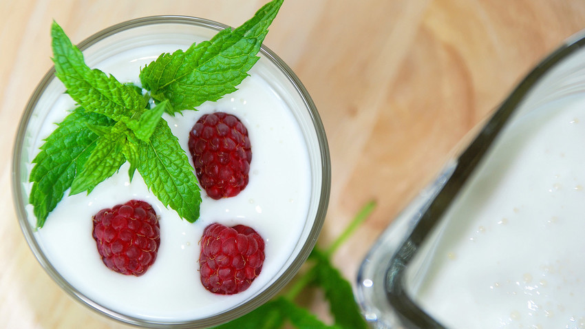 Kefir adalah minuman segar yang biasanya terbuat dari susu kambing dengan rasa asam dan sedikit pahit.
