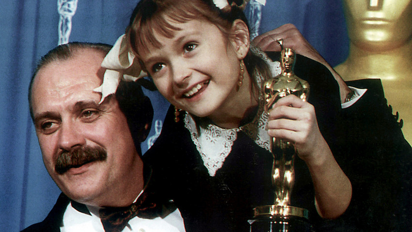 El director de cine, Nikita Mijalkov, ganador del Oscar a la mejor película en lengua extranjera por ‘Quemado por el sol’, y su hija Nadia, que aparecía en uno de los papeles principales, sosteniendo una estatuilla de Óscar.