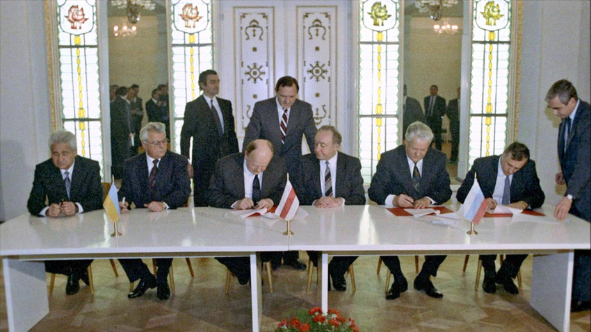 Delegati Ukrajine, Rusije in Belorusije ob podpisovanju sporazuma.
