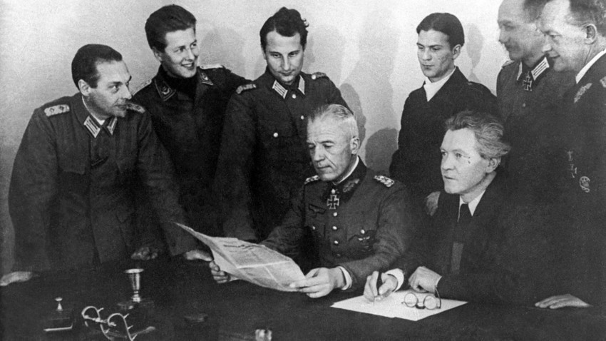 Predsjednik Lige njemačkih časnika, bivši general Wehrmachta Walther von Seydlitz-Kurzbach (sjedi lijevo).