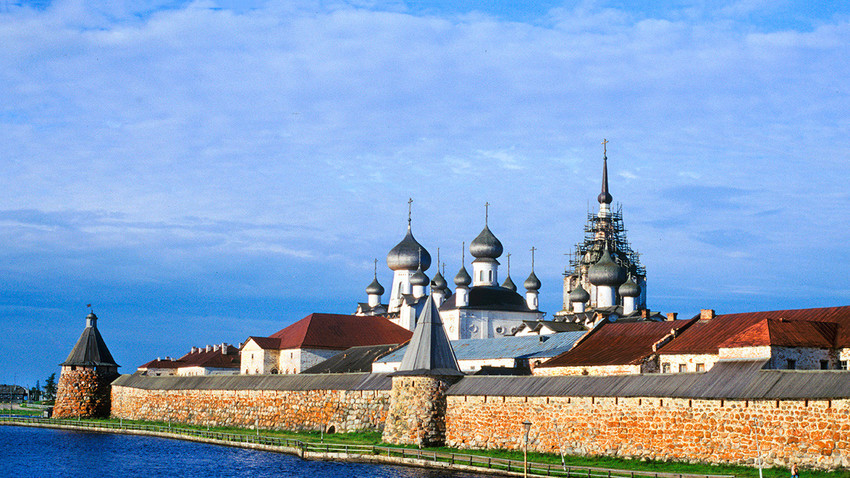 Monasterio Solovetski. Muro Este con Torre del Arcángel (izquierda) y Catedral de la Transfiguración. 26 de julio de 1998.