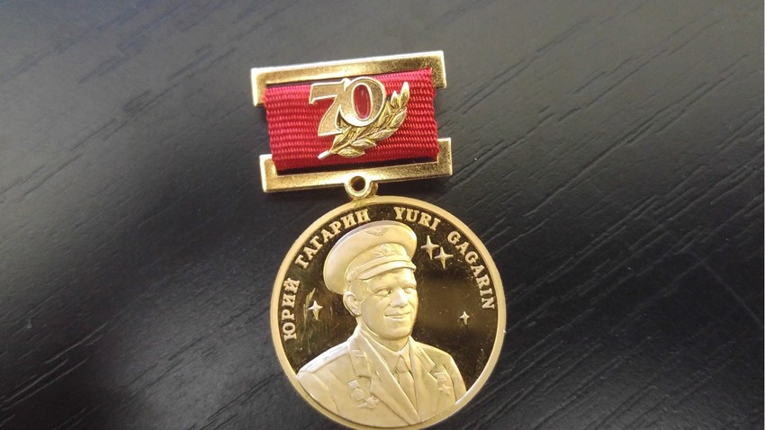 Spominska medalja v čast 70-letnici Jurija Gagarina. Podpredsednik Akademije za kozmonavtiko Ciolkovskega jo je v Ljubljani podelil umetniku Draganu Živadinovu.