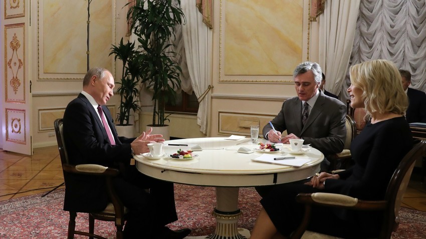 Presiden Rusia Vladimir Putin selama sesi wawancara dengan jurnalis NBC Megyn Kelly di Kremlin.