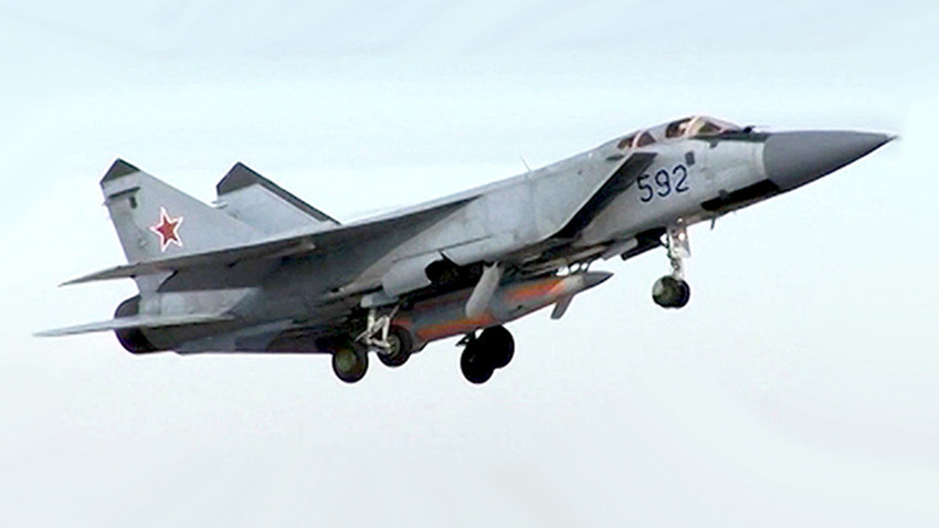 МиГ-31 са хиперзвучном ракетом "Кинжал".