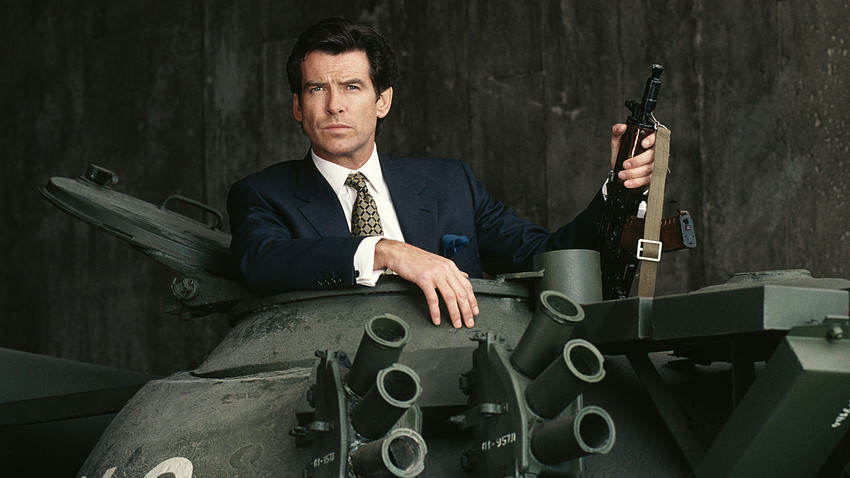 Ator irlandês Pierce Brosnan posa sobre tanque russo T-55 e com um rifle Kalashnikov para material publicitário de '007 Contra GoldenEye'