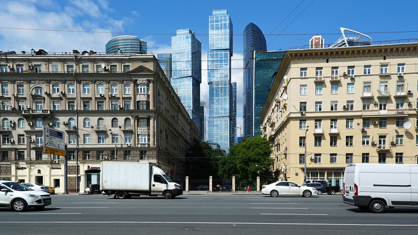 A view of Kutuzovsky Avenue and the Moscow City internationational business centre from Dunayevskogo Street. 