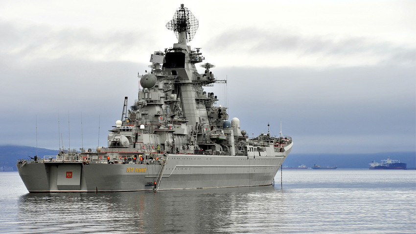 Ruska krstarica "Petar Veliki" uplovljava u Sankt Peterburg radi sudjelovanja u paradi brodova posvećenoj Danu ruske ratne mornarice.
