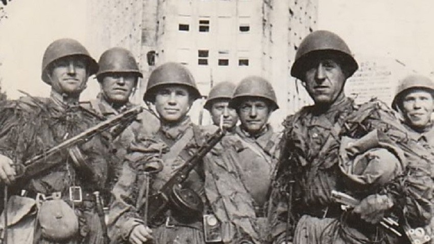 Припадници Црвене армије у тек ослобођеном Београду, 20. октобра 1944. на Теразијама испред Палате Албанија.