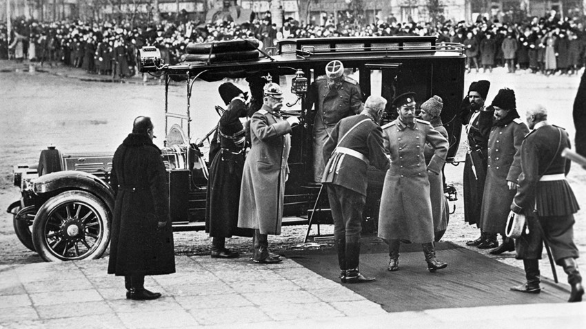 Tsar Nikolay II (tengah) tiba di Sankt Peterburg untuk menghadiri peringatan hari jadi Dinasti Romanov ke-300, 1913.