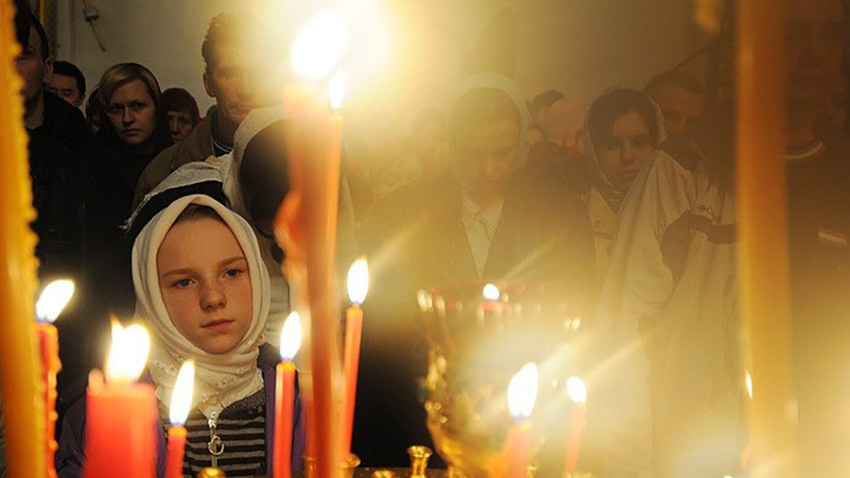 Para jemaat menghadiri Kebaktian Malam Paskah di Biara Khutynskiy Spaso-Preobrazhenskiy Varlaamiyev.