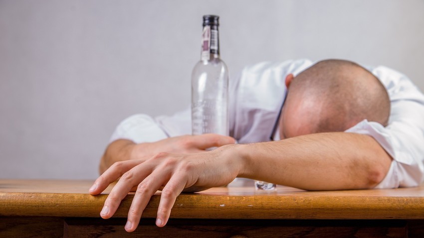 Mengonsumsi alkohol secara berlebihan tak baik untuk kesehatan.