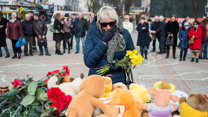 A woman crying in a meeting commemorating the victims of the Kemerovo tragedy. There were more than 30 such meetings across Russia