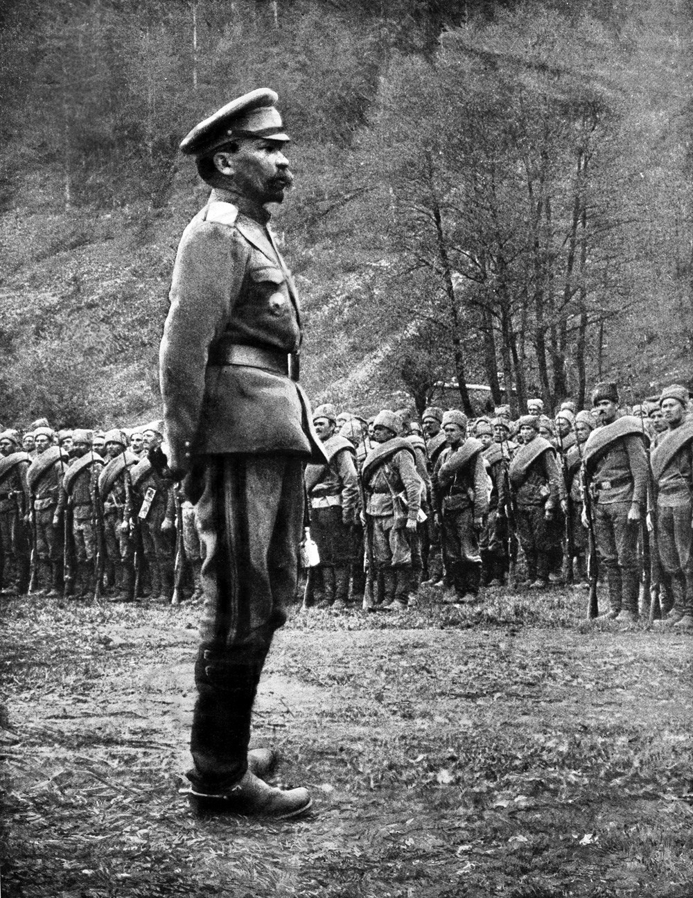 Jenderal Kornilov menginspeksi pasukan Rusia, 1 Juli 1917.