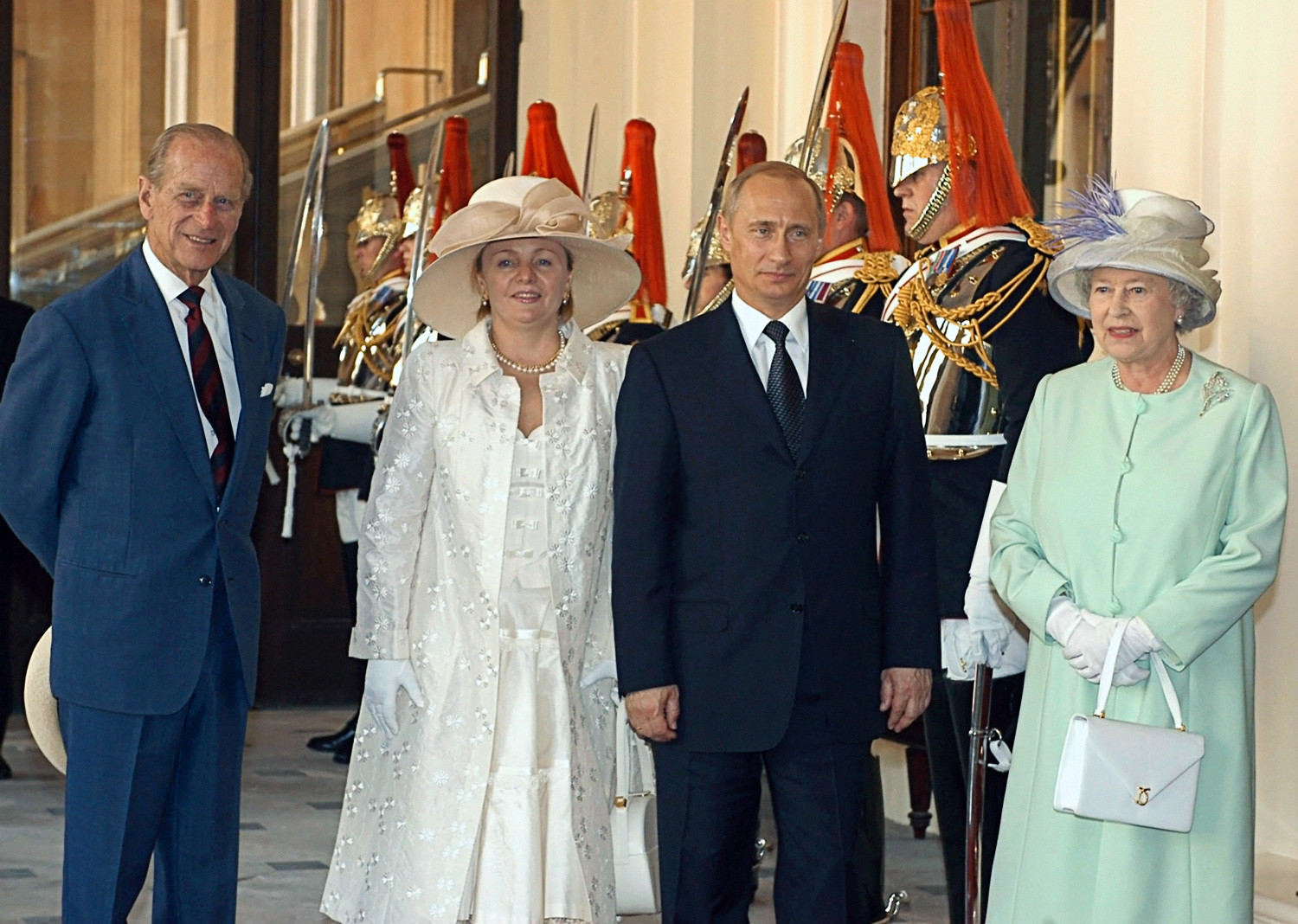 Le président russe Vladimir Poutine et Lioudmila Poutine au cours d’une rencontre avec la reine du Royaume-Uni Élisabeth II et son époux le duc d’Édimbourg, le prince Philip, à Londres.