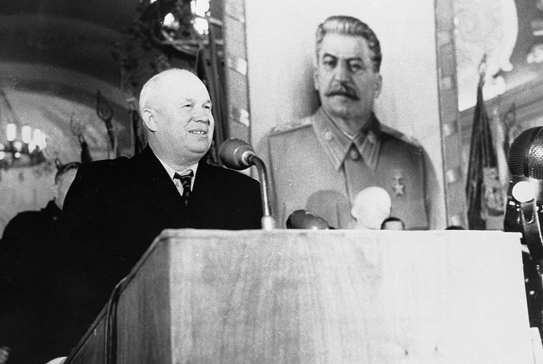 Nikita Khrushchev ima nagovor na shodu.