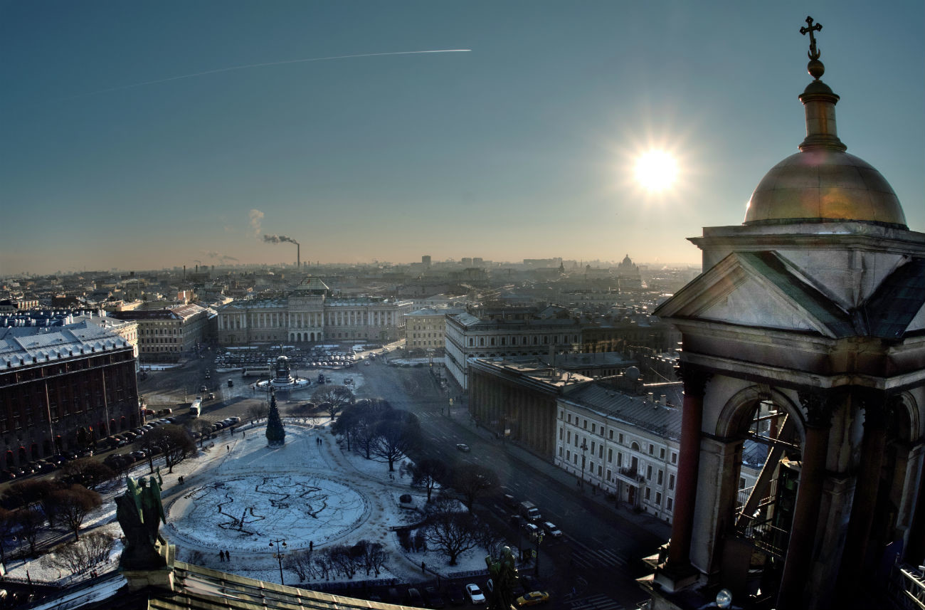 Pemandangan dari barisan tiang Katedral Isaakievskiy yang mengarah ke Istana Mariinsky (Majelis Legislatif) di Sankt Peterburg.