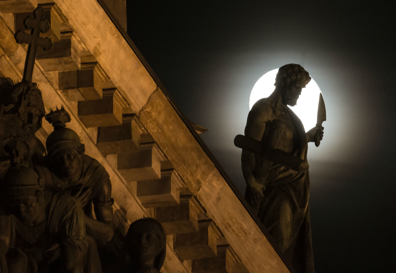 Patung-patung katedral di bawah sinar bulan.