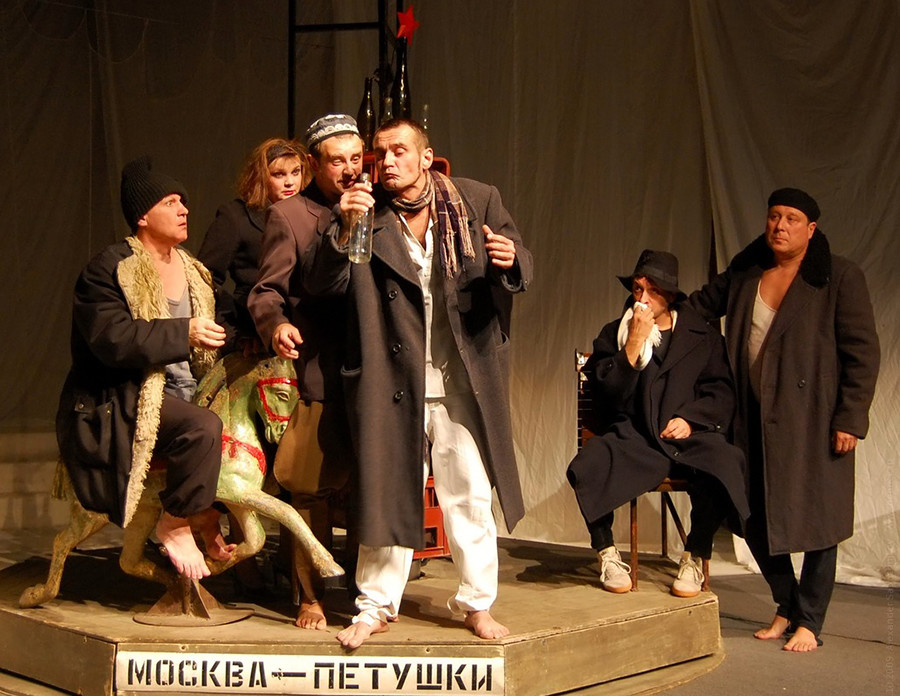 『モスクワ発ペトゥシキ行き』の上演、チェリャビンスク市。