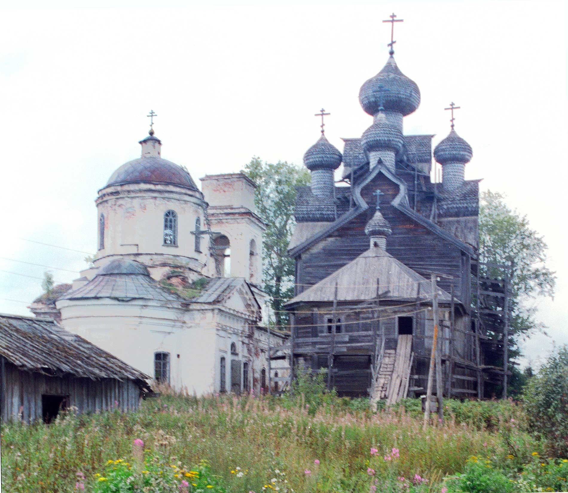 Iglesia de Icono del Signo (izquierda) e Iglesia de la Epifanía. Vista este. 28 de agosto de 2006.