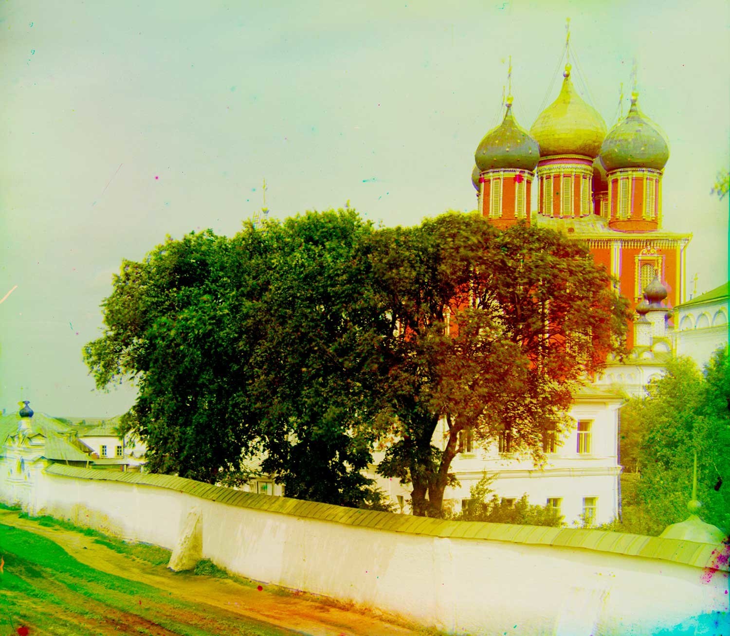 Kremlin de Riazán. Fondo: Catedral de la Dormición. Primer plano: Muro del Monasterio de la Transfiguración, Catedral de la Transfiguración (derecha). Verano de 1912. 