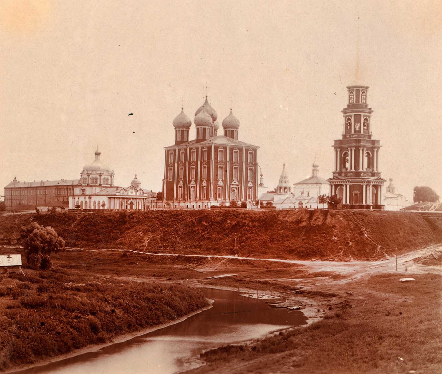 Kremlin de Riazán, vista noroeste. Desde la izquierda: Palacio Arzobispal, Catedral de la Natividad de Cristo, Catedral de la Dormición, Iglesia de la Epifanía, campanario de la Catedral de la Transfiguración. Verano de 1912.