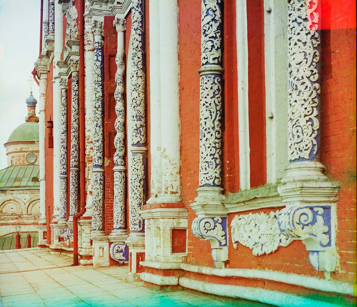 Kremlin de Riazán. Catedral de la Dormición, fachada norte. Columnas de piedra caliza tallada. Verano de 1912.