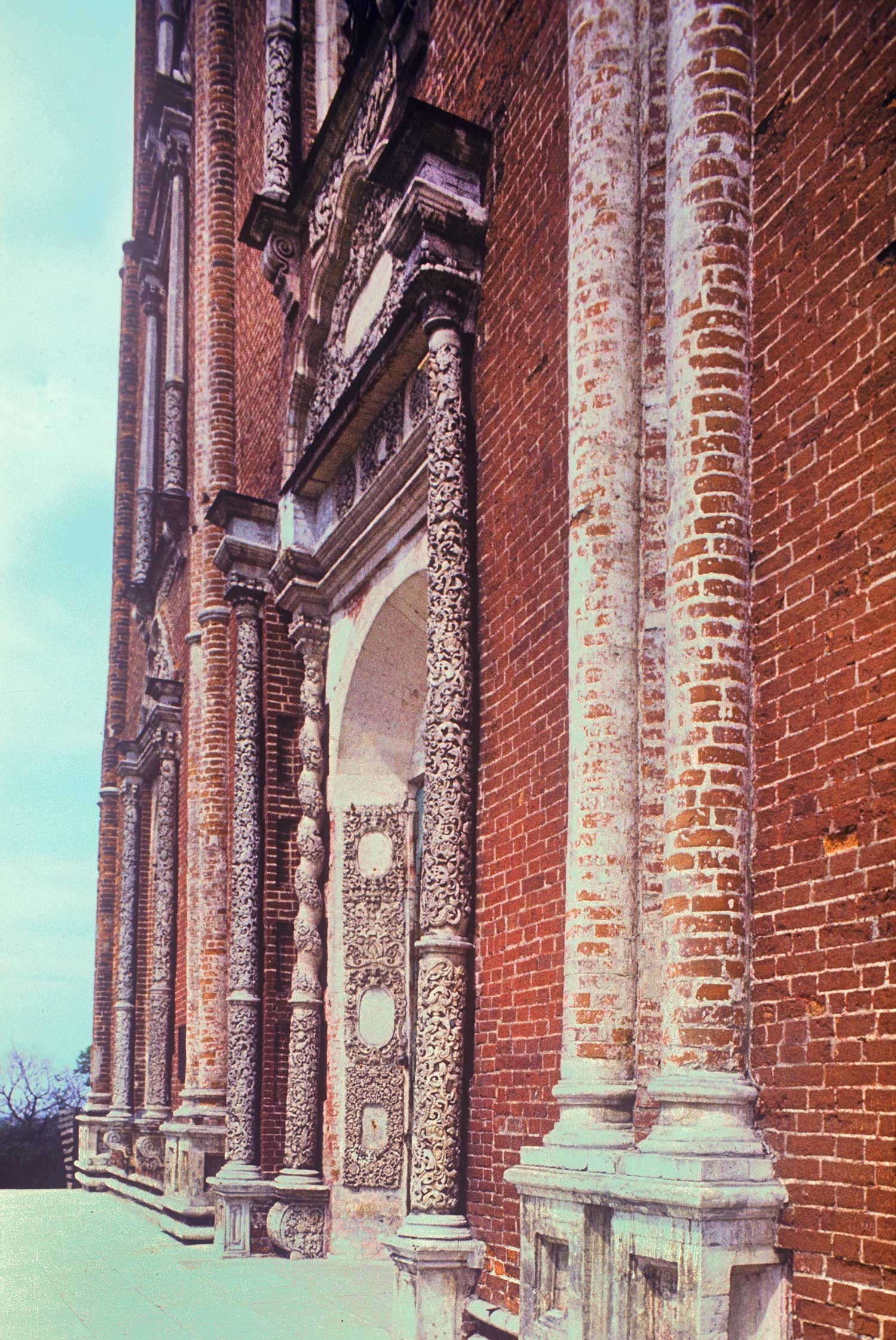 Kremlin de Riazán. Catedral de la Dormición, fachada oeste con portal principal. 13 de mayo de 1984.