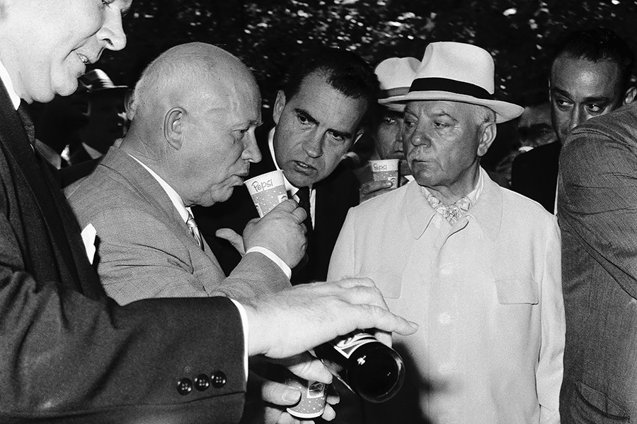 Nikita Khruschov (esq.) experimenta uma Pepsi em 1959 na Exposição Nacional dos EUA em Moscou. Ele é observado pelo vice-presidente dos EUA, Richard Nixon (centro), e Donald Kendall (dir.). 