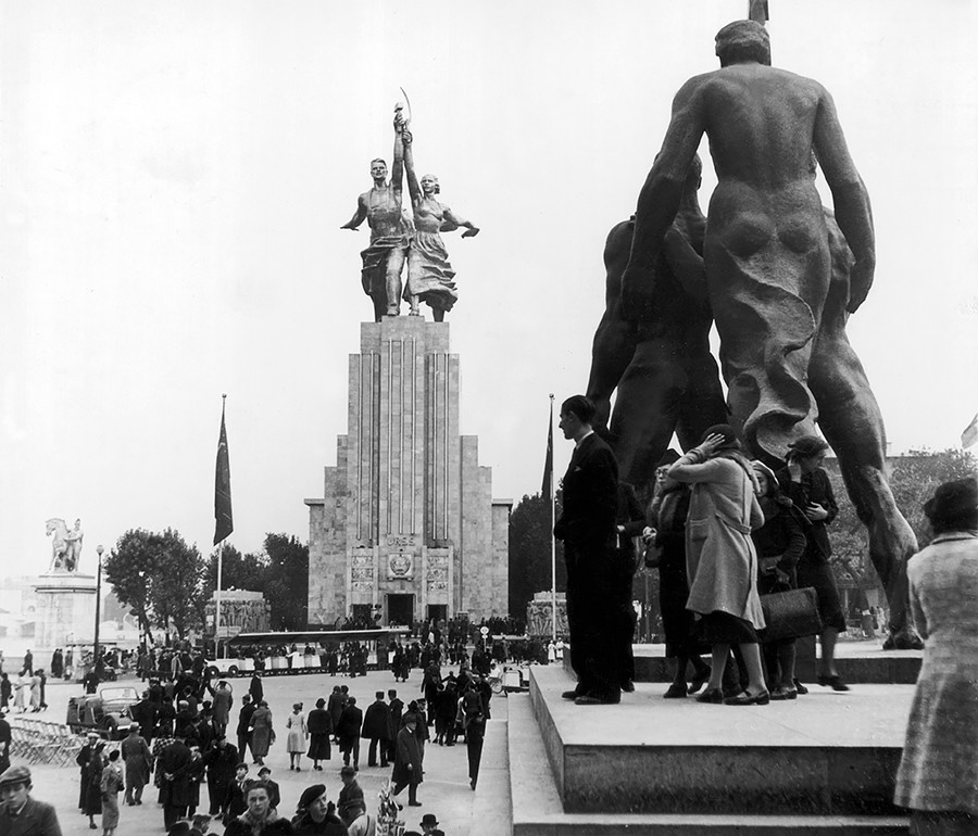 Penampakan monumen Buruh dan Perempuan Kolkhoz (depan) karya Vera Mukhina dan Paviliun Pusat (belakang) dari sisi Prospekt Mira, 1959. Mukhina sangat tak puas dengan penempatan patung ini.