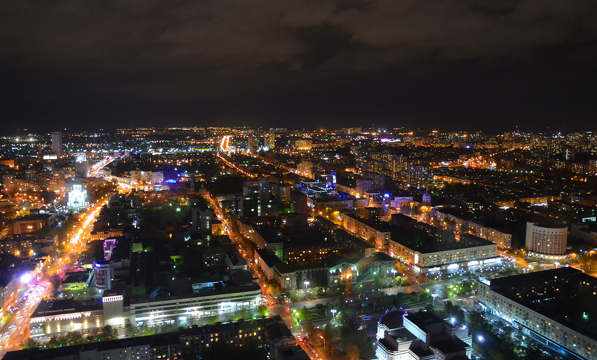 Von der Dachterrasse des Wyssozkij-Businesszentrums aus sehen Sie schon die ganze Strecke ihres Avantgarde-Spaziergangs durch Jekaterinburg!