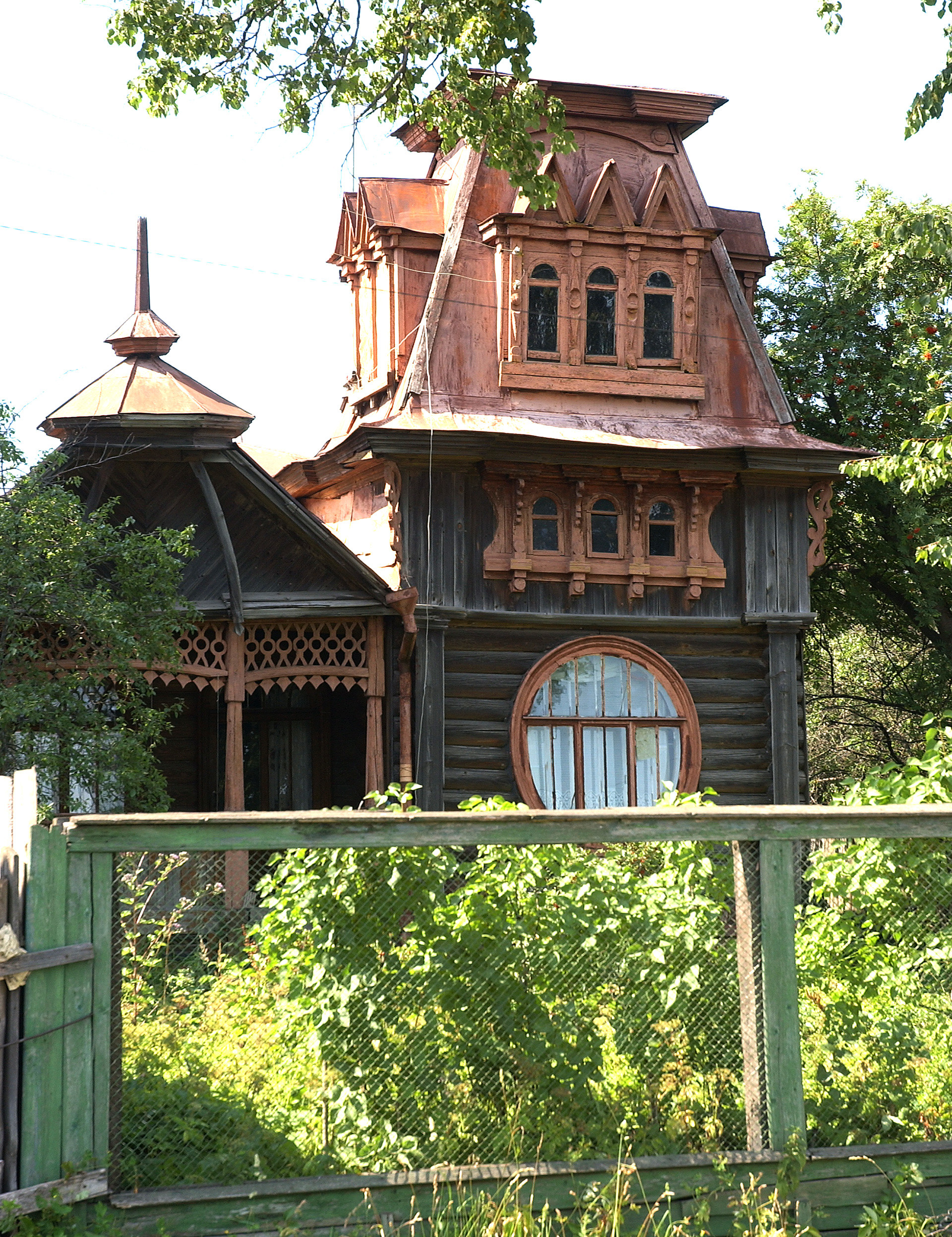 The most popular sights in Kimry are the beautiful and unique Art Nouveau wooden mansions.