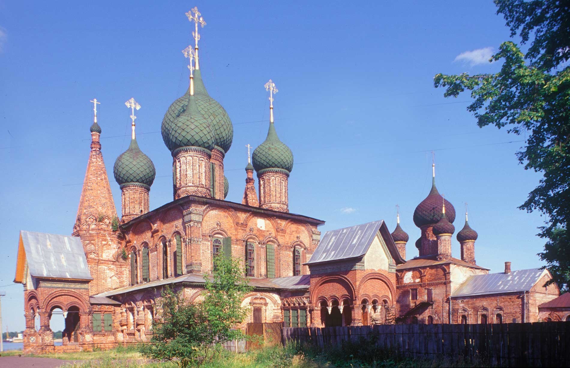 Conjunto aqruitectónico Koróvniki en Yaroslavl: Iglesia de San Juan Crisóstomo (a la izquierda), Iglesia del Icono de Vladímir. Vista noroeste. 24 de Julio de 1997.