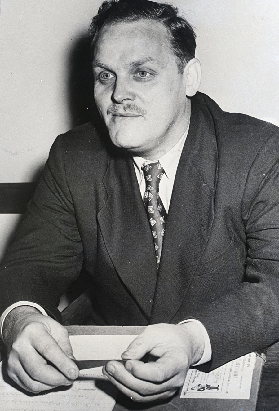Gus Hall, seorang komunis Amerika yang memimpin CPUSA dalam jangka panjang, sejak 1959 hingga 2000.
