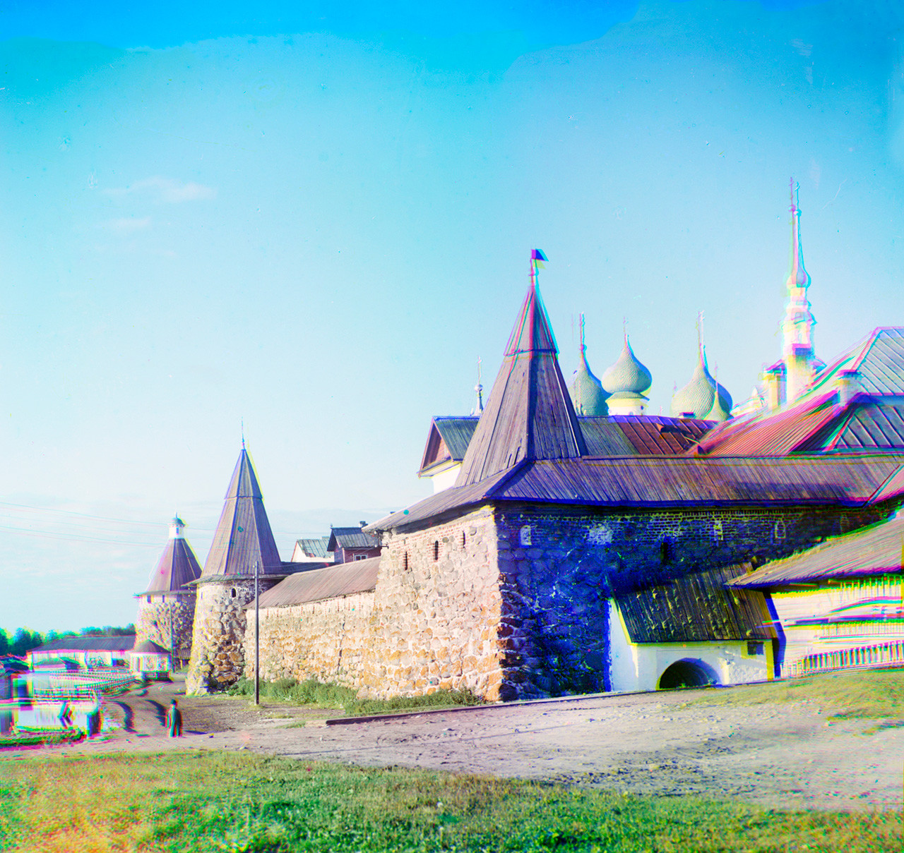 Monasterio de Transfiguración Solovetski. Pared Este con Torre del Arcángel, Torre de las Cocinas y Torre de la Cervecera del Kvas (derecha). Verano de 1916.