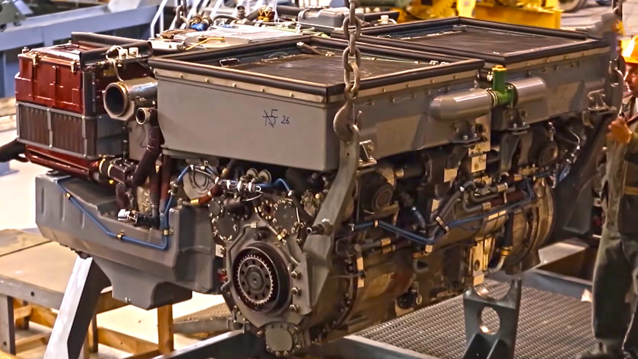 Motor UTD-32TR koji figurira kao osnovni pogonski agregat za vozilo 