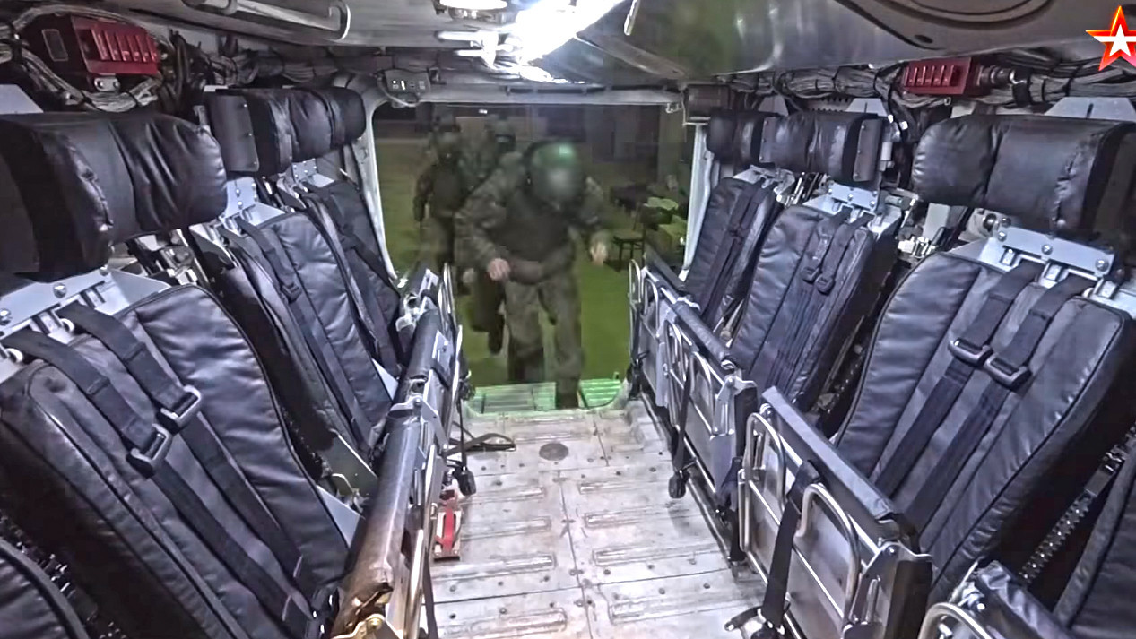 Pogled na desantni odsjek i ulaznu rampu iz perspektive zapovjednika vozila.