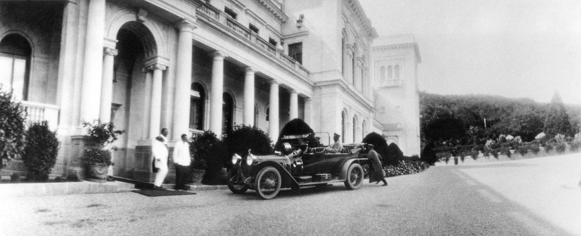 Livadia, Krimea, Kekaisaran Rusia. Tsar Nikolay II keluar dari sebuah mobil di Istana Livadia. Pria yang duduk di mobil adalah Vladimir Dedyulin yang bertanggung jawab atas keamanan Istana Tsar.