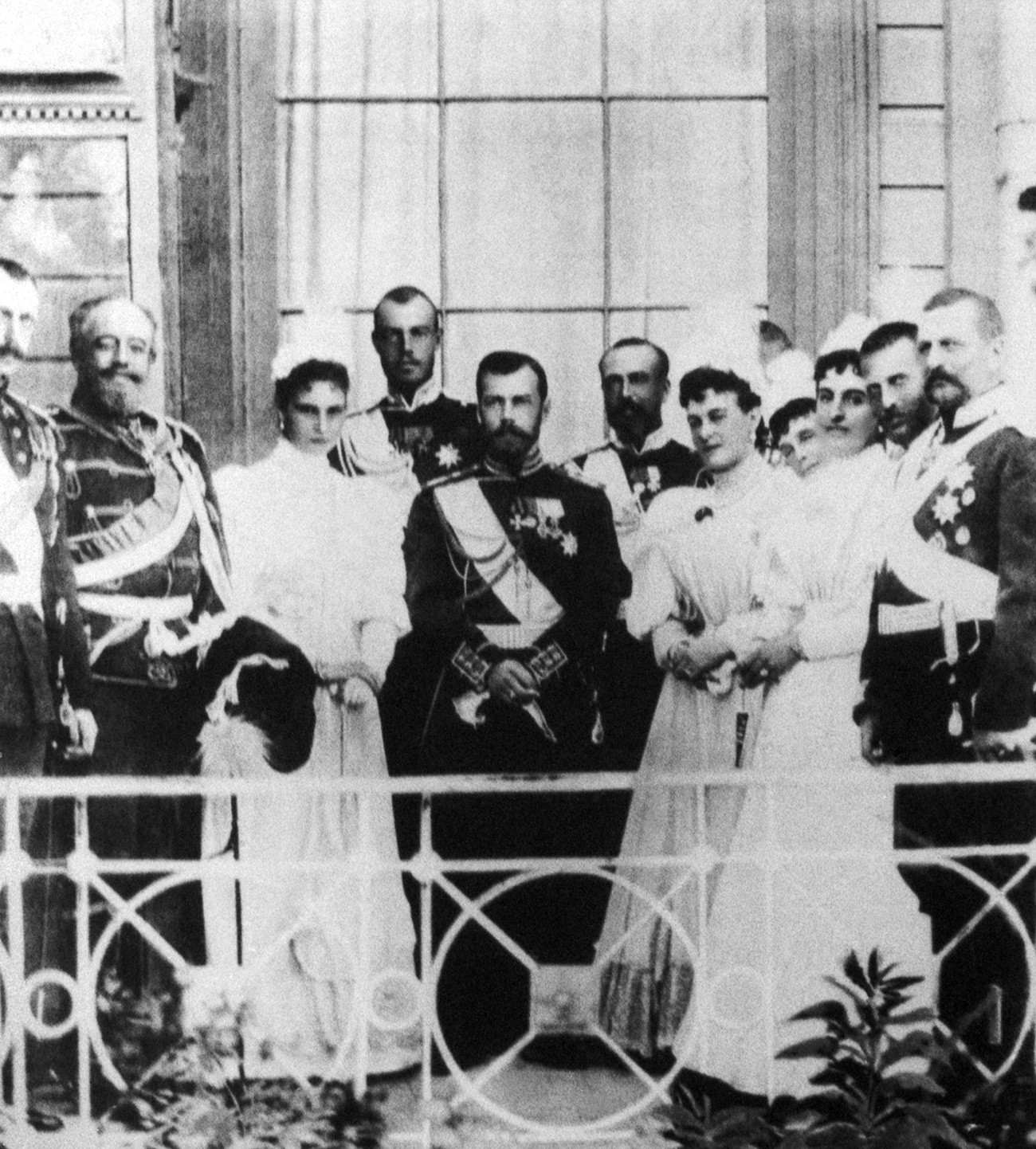 Livadia, Krimea, Kekaisaran Rusia. Tsar Nikolay II (tengah) dan keluarganya di balkon Istana Livadia.