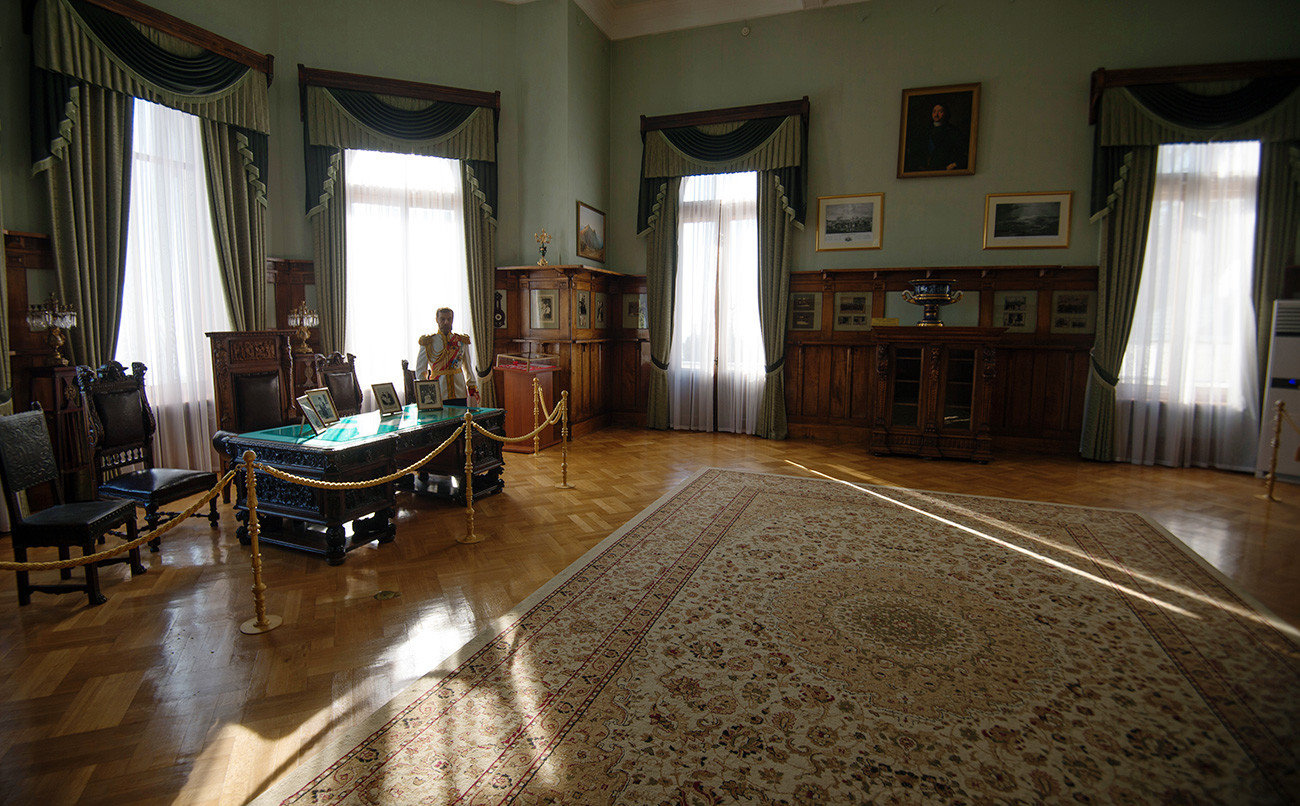 Setelah Revolusi Rusia, istana digunakan sebagai sanatorium tuberkulosis untuk para petani. Untungnya, sejumlah dekorasi indah dan interior asli masih dipertahankan.