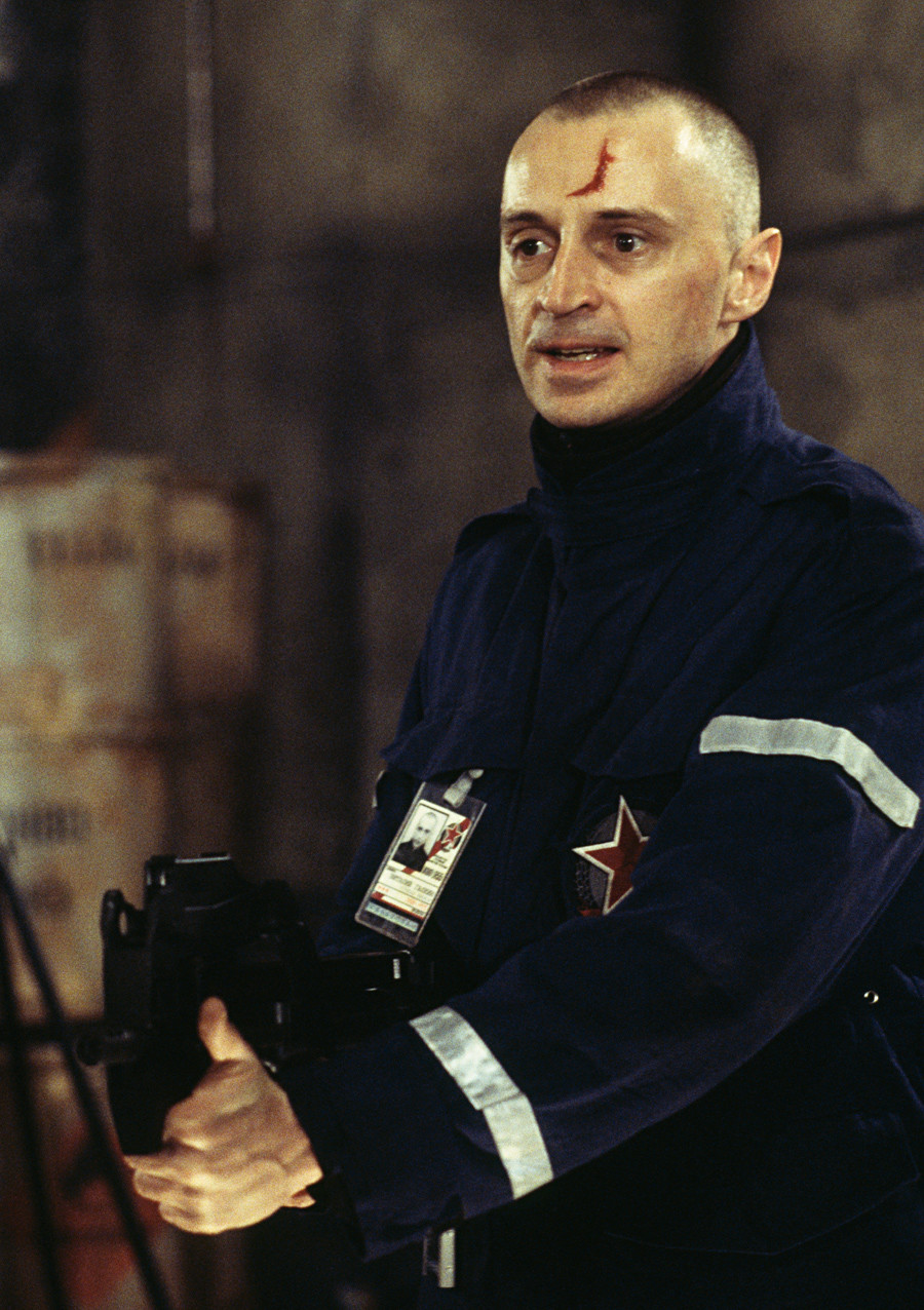 Scottish actor Robert Carlyle as Renard in the James Bond film 'The World Is Not Enough', 1999. Here he wields a FN P90 submachine gun whilst stealing weapons-grade plutonium from a Russian missile base in Kazakhstan. This scene was filmed in Pinewood Studios, Buckinghamshire.