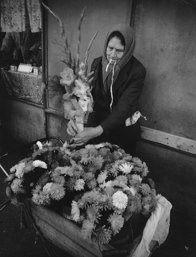 Ženska prodaja cvetje v naselju Gorki.